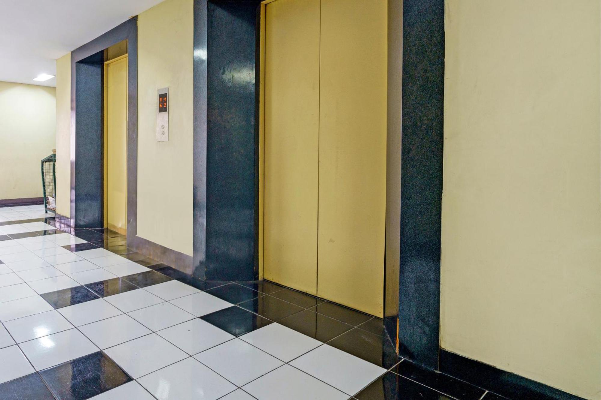 Oyo Life 93170 Apartement Gateway Cicadas By Mr Pro Bandung Exterior foto